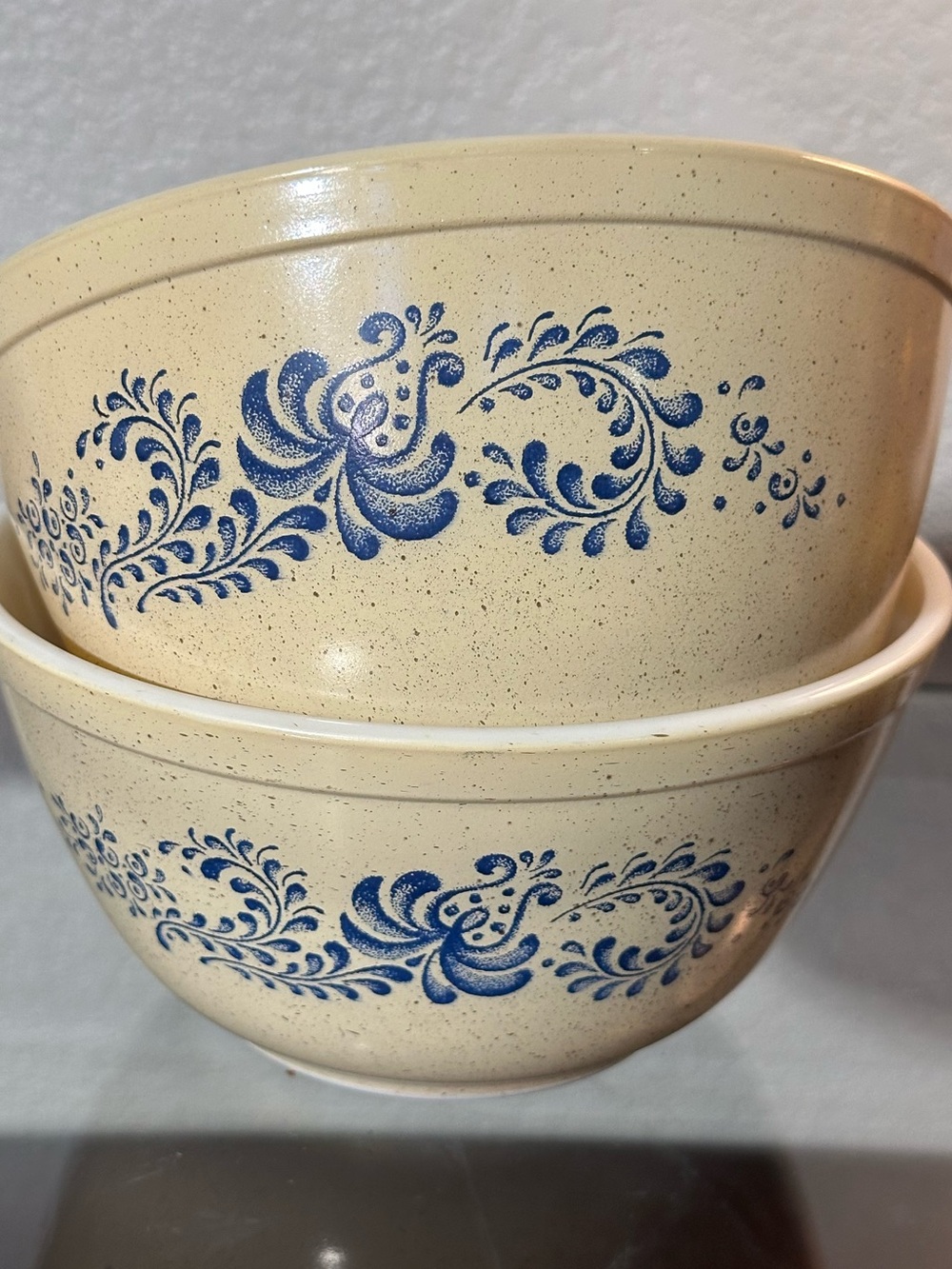 2 Pyrex Homestead 402 Nesting Mixing Bowl, 1.5 Quart, Brown Speckled Blue Floral